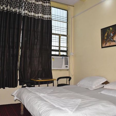 Om Rest House Hotel Varanasi Luaran gambar