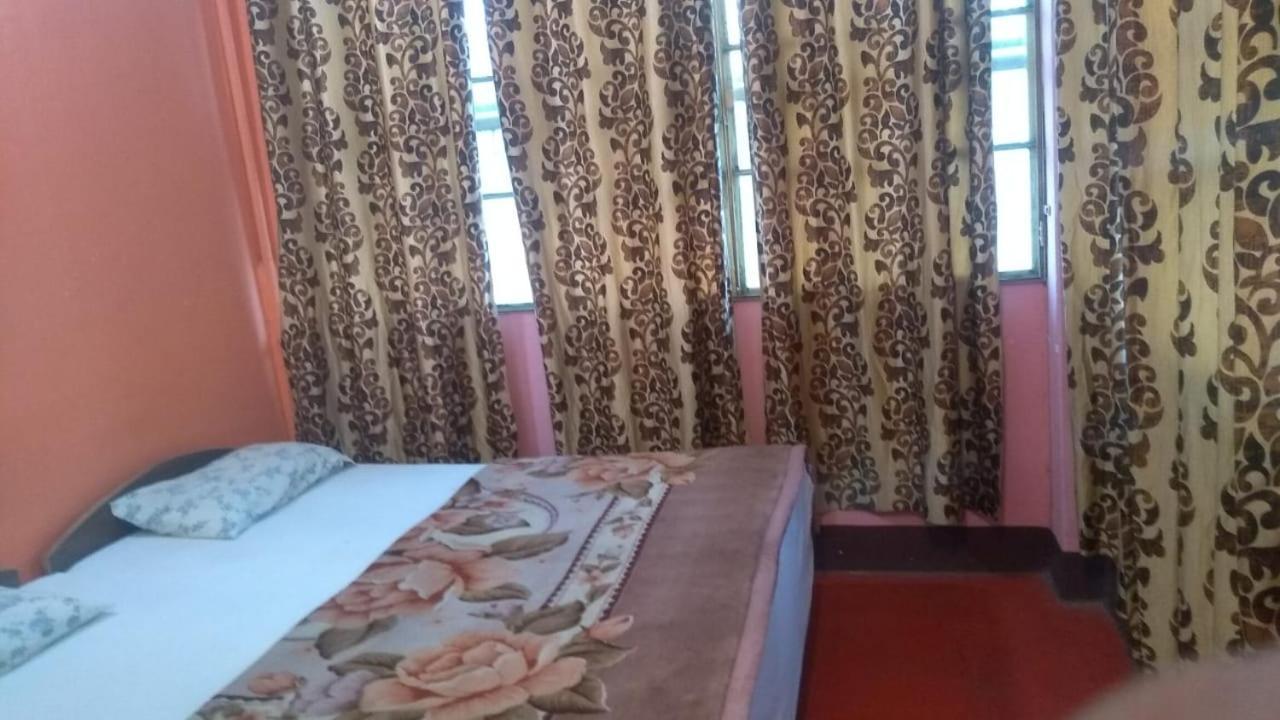 Om Rest House Hotel Varanasi Luaran gambar