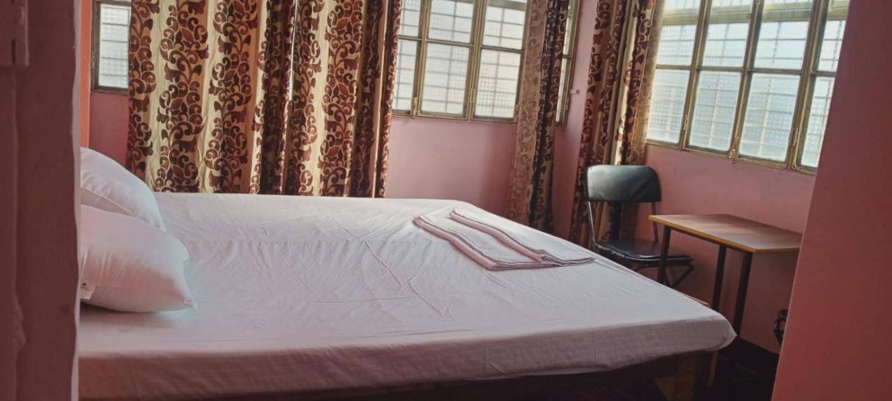 Om Rest House Hotel Varanasi Luaran gambar