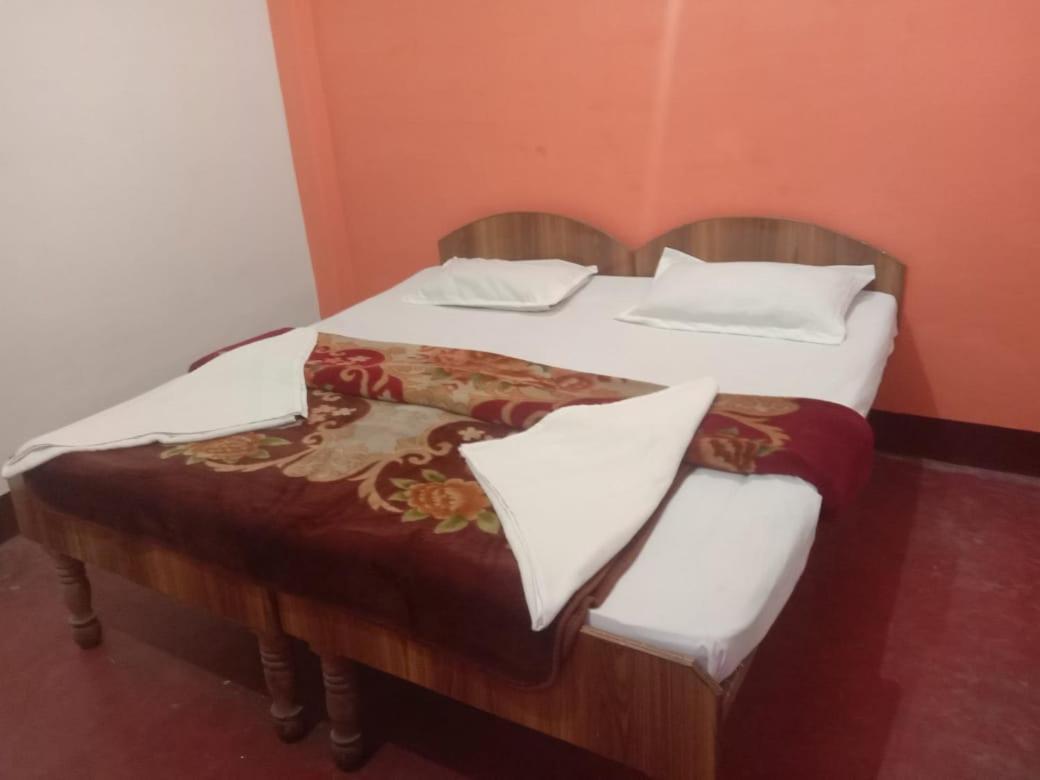 Om Rest House Hotel Varanasi Luaran gambar