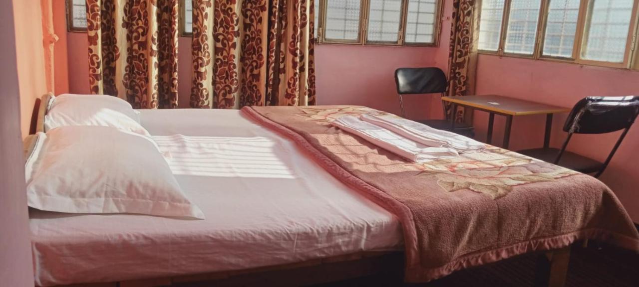 Om Rest House Hotel Varanasi Luaran gambar