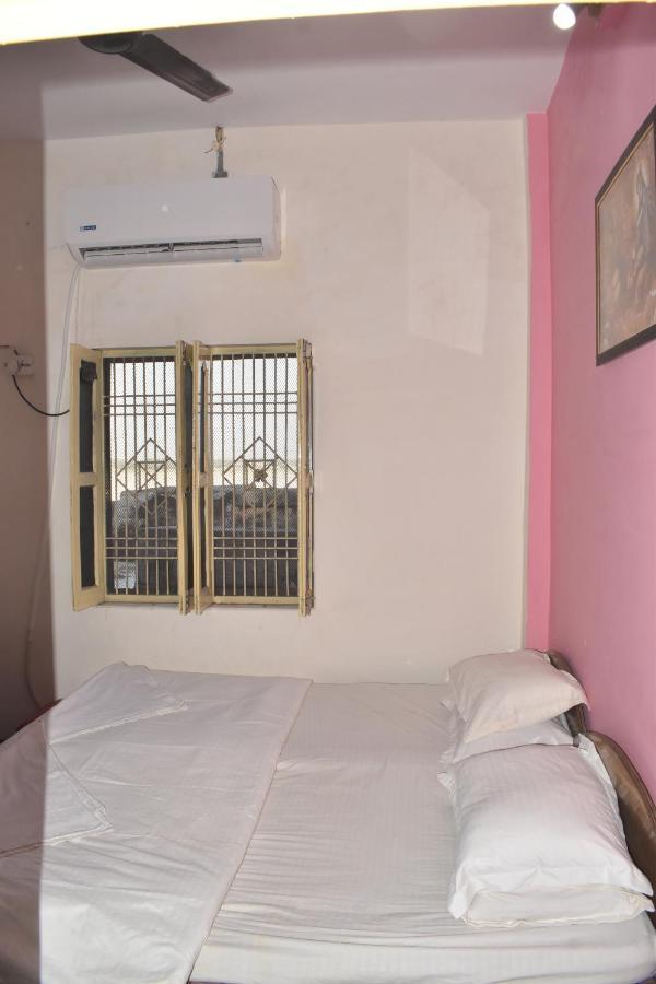Om Rest House Hotel Varanasi Luaran gambar
