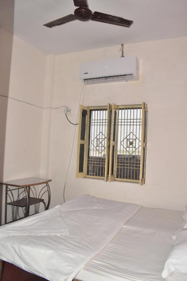 Om Rest House Hotel Varanasi Luaran gambar