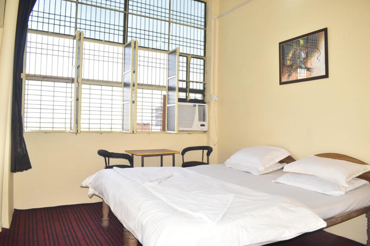 Om Rest House Hotel Varanasi Luaran gambar
