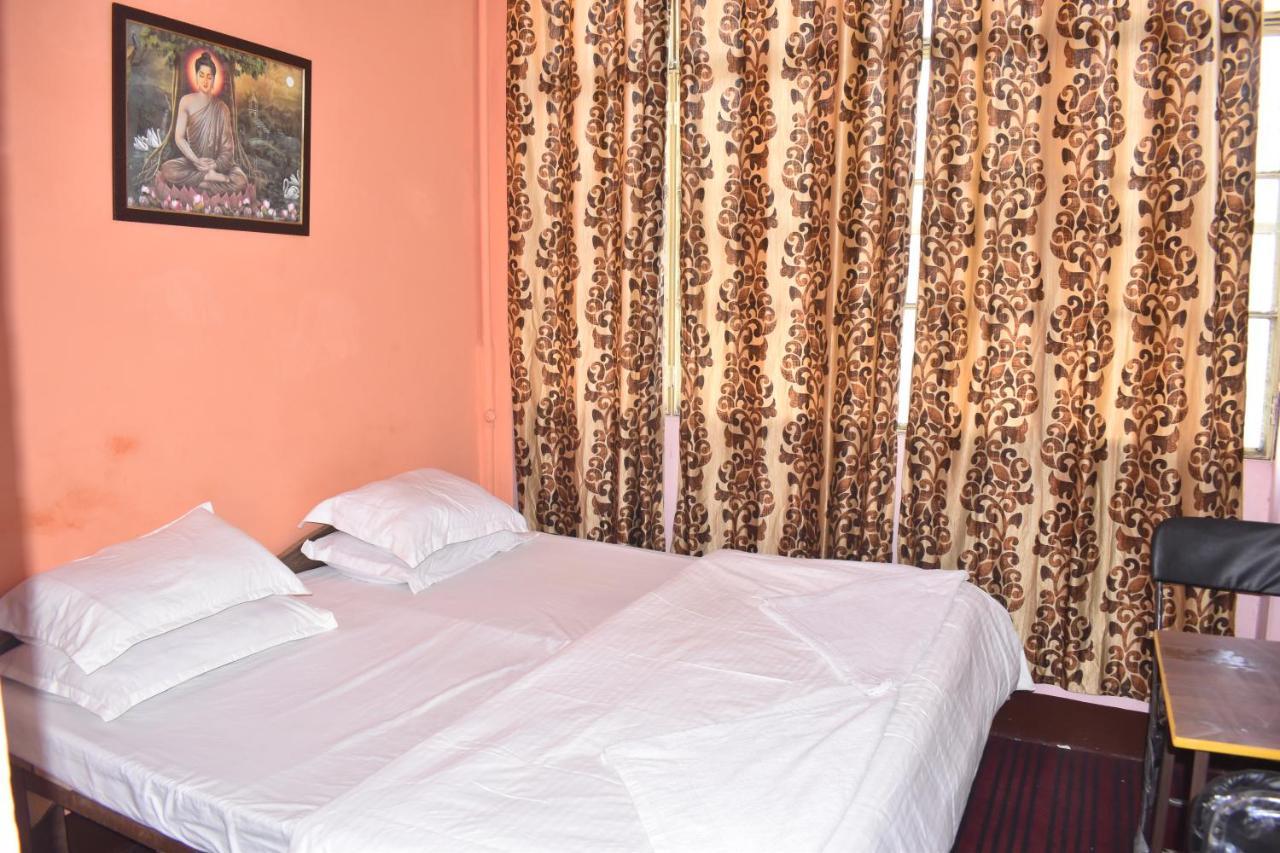 Om Rest House Hotel Varanasi Luaran gambar