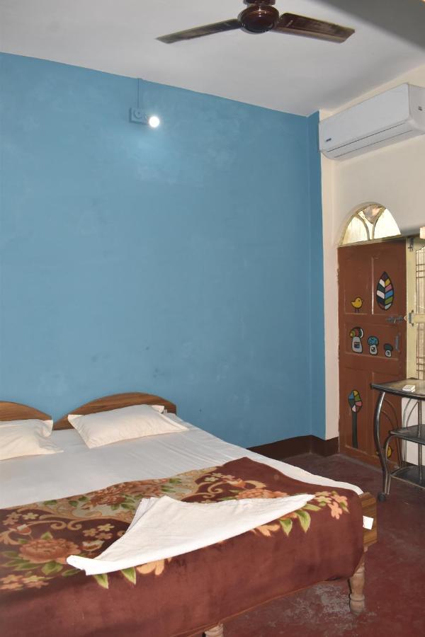 Om Rest House Hotel Varanasi Luaran gambar