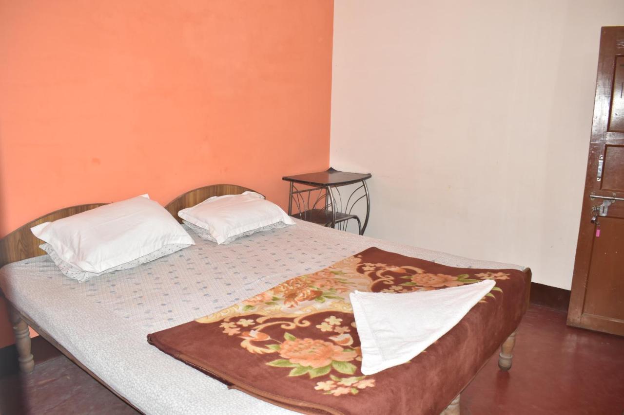 Om Rest House Hotel Varanasi Luaran gambar